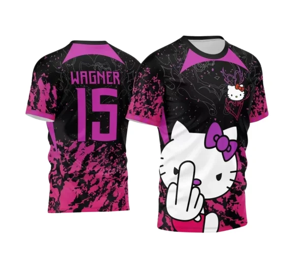 Camisa escolar com logo no peito da personagem Hello Kitty e estampa grande nas costas com cores vibrantes e detalhes delicados, perfeita para eventos interclasse com estilo divertido e envolvente.